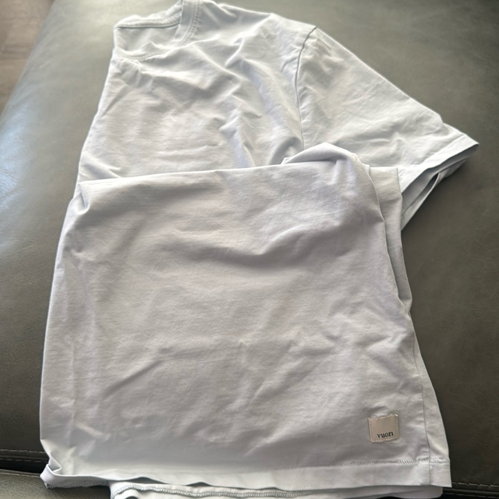 Vuori woman’s feather light blue t shirt size small